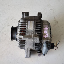 Charger l&#39;image dans la galerie, &lt; 27060-23030 ALTERNATORE TOYOTA YARIS 1.0 B 50KW 2004 102211-1680-SPEDIZIONE INCLUSA
