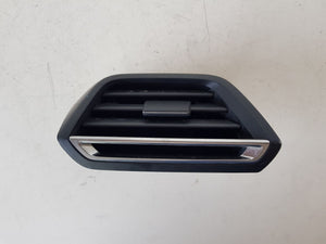 < 98203685 DIFFUSORE BOCCHETTA ARIA SINISTRA LATO GUIDA PEUGEOT 208 2021 9623459580-SPEDIZIONE INCLUSA