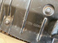 Carica l&#39;immagine nel visualizzatore di Gallery, 53289-0D060 GRIGLIA PARAURTI ANTERIORE TOYOTA YARIS XP130 2014 2017 52681-0D040-SPEDIZIONE INCLUSA
