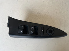 Carica l&#39;immagine nel visualizzatore di Gallery, 93570-1K080 PULSANTIERA COMANDO ALZAVETRO ANTERIORE SINISTRA HYUNDAI IX20 1.4 B 66KW 2014 G4FA-SPEDIZIONE INCLUSA
