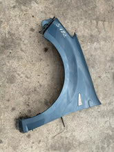 Carica l&#39;immagine nel visualizzatore di Gallery, 631017245R PARAFANGO ANTERIORE SX SINISTRO DACIA SANDERO I (B90) (2008&gt;2012) - SPEDIZIONE INCLUSA
