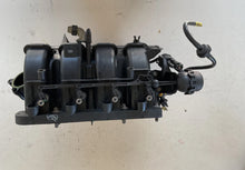 Carica l&#39;immagine nel visualizzatore di Gallery, 55563664 1019659S01 COLLETTORE DI ASPIRAZIONE CHEVROLET AVEO OPEL CORSA D 1.2 63KW 2014 A12XER-SPEDIZIONE INCLUSA
