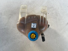 Carica l&#39;immagine nel visualizzatore di Gallery, A878 VASCHETTA ACQUA RAFFREDDAMENTO MOTORE USATO FIAT GRANDE PUNTO (199) 1.3 90CV-SPEDIZIONE INCLUSA
