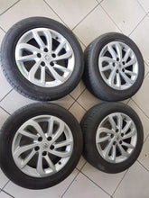 Load image into Gallery viewer, 403004042R SET CERCHI IN LEGA CON GOMME MOMO 205 55 R16 DOT0623 RENAULT MEGANE 3 2016 - SPEDIZIONE INCLUSA
