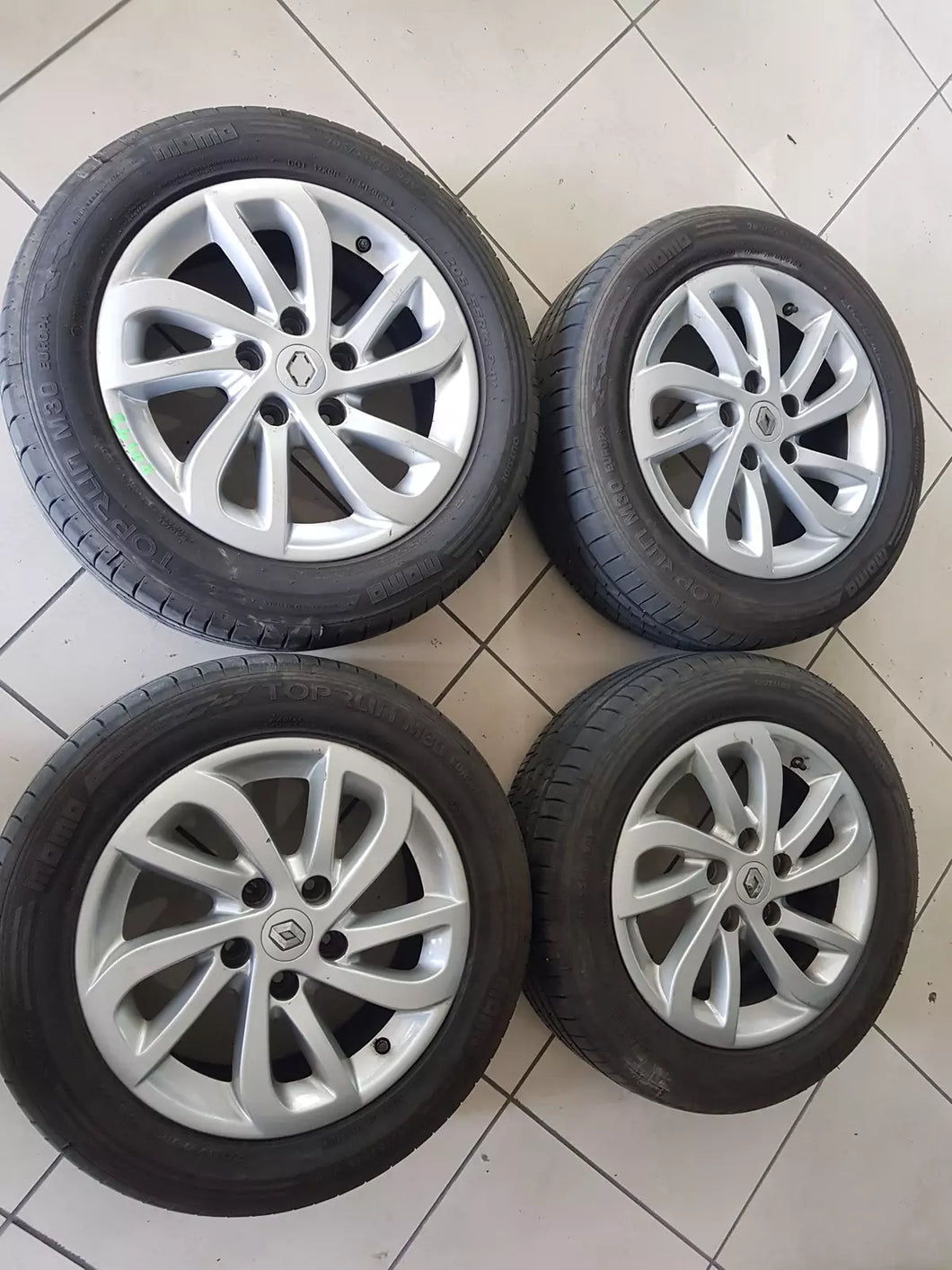 403004042R SET CERCHI IN LEGA CON GOMME MOMO 205 55 R16 DOT0623 RENAULT MEGANE 3 2016 - SPEDIZIONE INCLUSA
