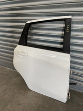 Carica l&#39;immagine nel visualizzatore di Gallery, PORTA PORTIERA SPORTELLO POSTERIORE DESTRA Nissan Note E12 ANNO 2015 - SPEDIZIONE INCLUSA
