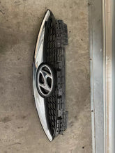 Carica l&#39;immagine nel visualizzatore di Gallery, 86351-1K010 GRIGLIA PARAURTI ANTERIORE HYUNDAI IX20 1.4 B 66KW 2014 - SPEDIZIONE INCLUSA
