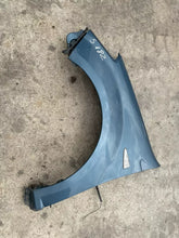 Carica l&#39;immagine nel visualizzatore di Gallery, 631017245R PARAFANGO ANTERIORE SX SINISTRO DACIA SANDERO I (B90) (2008&gt;2012) - SPEDIZIONE INCLUSA
