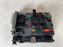 Carica l&#39;immagine nel visualizzatore di Gallery, 9650664180 CENTRALINA SCATOLA PORTA FUSIBILI PEUGEOT 307 1.6 D 80KW 2004 - SPEDIZIONE INCLUSA
