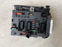 Carica l&#39;immagine nel visualizzatore di Gallery, 9650664180 CENTRALINA SCATOLA PORTA FUSIBILI PEUGEOT 307 1.6 D 80KW 2004 - SPEDIZIONE INCLUSA
