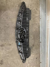 Carica l&#39;immagine nel visualizzatore di Gallery, 86351-1K010 GRIGLIA PARAURTI ANTERIORE HYUNDAI IX20 1.4 B 66KW 2014 - SPEDIZIONE INCLUSA
