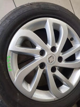 Load image into Gallery viewer, 403004042R SET CERCHI IN LEGA CON GOMME MOMO 205 55 R16 DOT0623 RENAULT MEGANE 3 2016 - SPEDIZIONE INCLUSA
