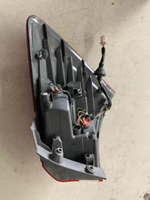 Carica l&#39;immagine nel visualizzatore di Gallery, 92401-1K0 STOP FANALE POSTERIORE SINISTRO HYUNDAI IX20 1.4 B 66KW 2014 G4FA92401-1K0 STOP FANALE POSTERIORE SINISTRO HYUNDAI IX20 1.4 B 66KW 2014 G4FA - SPEDIZIONE INCLUSA

