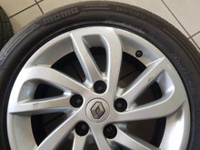 Load image into Gallery viewer, 403004042R SET CERCHI IN LEGA CON GOMME MOMO 205 55 R16 DOT0623 RENAULT MEGANE 3 2016 - SPEDIZIONE INCLUSA
