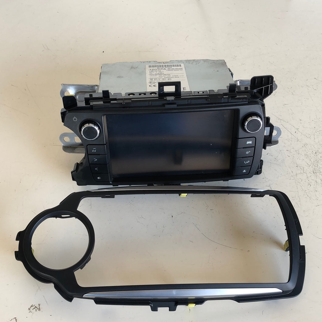 86140-0D200 AUTORADIO NAVIGATORE GPS TOYOTA YARIS HYBRID 1.5 B 2014 - SPEDIZIONE INCLUSA