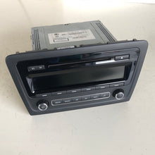 Load image into Gallery viewer, -- 5J0035161E AUTORADIO STEREO LETTORE CD SKODA RAPID 1.6 D 2014 - SPEDIZIONE INCLUSA
