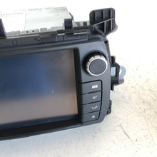 Load image into Gallery viewer, 86140-0D200 AUTORADIO NAVIGATORE GPS TOYOTA YARIS HYBRID 1.5 B 2014 - SPEDIZIONE INCLUSA
