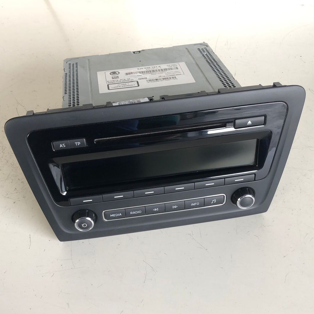 -- 5J0035161E AUTORADIO STEREO LETTORE CD SKODA RAPID 1.6 D 2014 - SPEDIZIONE INCLUSA