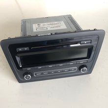 Load image into Gallery viewer, -- 5J0035161E AUTORADIO STEREO LETTORE CD SKODA RAPID 1.6 D 2014 - SPEDIZIONE INCLUSA
