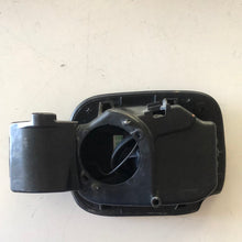 Carica l&#39;immagine nel visualizzatore di Gallery, 8200383466 SPORTELLINO SPORTELLO CARBURANTE TAPPO SERBATOIO RENAULT CLIO 2006 - SPEDIZIONE INCLUSA -
