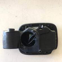 Carica l&#39;immagine nel visualizzatore di Gallery, 8200383466 SPORTELLINO SPORTELLO CARBURANTE TAPPO SERBATOIO RENAULT CLIO 2006 - SPEDIZIONE INCLUSA -
