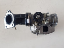 Load image into Gallery viewer, &gt;CM081712 CORPO FARFALLATO THROTTLE BODY APRILIA SCARABEO 200 2008 PM0078035B - SPEDIZIONE INCLUSA
